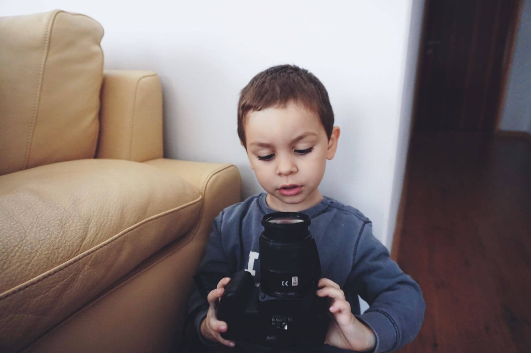 Ребенок с камерой. Фотоаппарат для детей. Ребенок с видеокамерой. Мальчик с камерой.