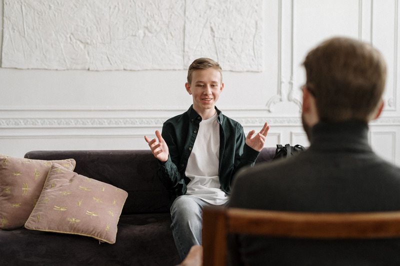 Child talking to therapist. How can you find a therapist for your child?